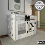 Hundehuette Pawloft B Weiss aus Holz mit personalisiertem Namensschild und Kisse