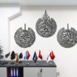 Islamische Wandkunst aus Metall – 3er Set „Ayatul Kursi, Al-Falaq & An-Nas“ – Arabische Kalligraphie – Moderne Muslimische Wanddekoration – Islamische Kunst für Zuhause, Büro & Gebetsraum (118x152 cm)