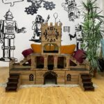 Riesengroße Kaninchenburg mit Glockenturm – 3-stöckiges Kaninchenhaus mit Holzbrücke & Terrasse – Großes Spielhaus für bis zu 4 Kaninchen – Handgefertigt aus 3 mm Sperrholz (Eiche-Schwarz, N)