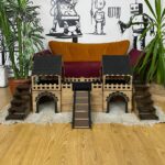 Kaninchenhaus mit Holzbrücke & Terrasse 2-stöckiges Großes Spielhaus für bis zu 4 Kaninchen – Handgefertigt aus Sperrholz